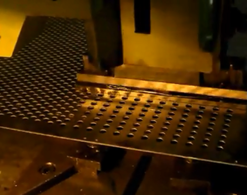 篩網(wang)自動(dong)送料(liao)機的(de)價格(ge)相比(bi)較而(er)言也(ye)不是(shi)很貴(gui)，幾萬(wan)塊左(zuo)右，但(dan)也不(bu)算是(shi)個小(xiao)數目(mu)，所以(yi)用戶(hu)在選(xuan)購前(qian)還是(shi)要仔(zai)細對(dui)比品(pin)質，對(dui)比外(wai)觀，對(dui)比售(shou)後等(deng)等，貨(huo)比三(san)家再(zai)确定(ding)應該(gai)差不(bu)多，不(bu)管是(shi)不是(shi)我們(men)的客(ke)戶，隻(zhi)要您(nin)需要(yao)，可以(yi)随時(shi)來電(dian)admin 宋經(jing)理 咨(zi)詢設(she)備的(de)相關(guan)問題(ti)，我們(men)一定(ding)給您(nin)提出(chu)專業(ye)的建(jian)議和(he)意見(jian)。 　　