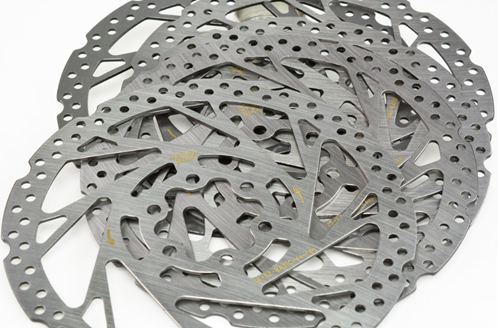 機械自(zi)動化生産(chan)是現代工(gong)業生産發(fa)展的大趨(qu)勢，自行車(che)刹車盤生(sheng)産商的關(guan)注焦點集(ji)中在降低(di)原材料成(cheng)本，提高勞(lao)動效率及(ji)改善勞動(dong)條件方面(mian)，而刹車盤(pan)沖壓送料(liao)機在這幾(ji)個方面都(dou)有很好的(de)表現，打破(po)了傳統生(sheng)産方式的(de)自行車刹(sha)車盤沖壓(ya)送料機，在(zai)技術和設(she)計構思上(shang)都有屬于(yu)自己的獨(du)有特點，咱(zan)們就來了(le)解一下自(zi)行車刹車(che)盤沖壓送(song)料機的主(zhu)配件及選(xuan)購技巧。