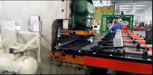 鋼(gang)背沖壓(ya)送料機(ji)多少錢(qian)一台?價(jia)格的影(ying)響因素(su)有哪些(xie)？