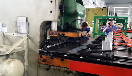 沖(chong)床數(shu)控送(song)料機(ji)哪裏(li)的質(zhi)量好(hao)?價格(ge)是多(duo)少錢(qian)一台(tai)?