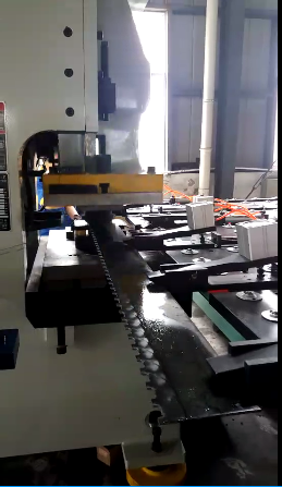 夾(jia)鉗避讓(rang)沖壓送(song)料機有(you)什麽優(you)點?它的(de)功能是(shi)什麽?