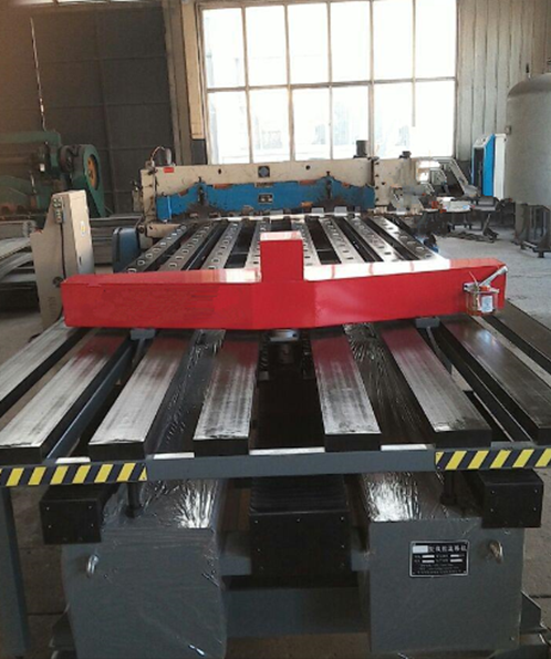 剪闆(pan)機送(song)料機(ji)的主(zhu)要功(gong)能是(shi)輔助(zhu)剪闆(pan)機自(zi)動化(hua)生産(chan)，提高(gao)生産(chan)效率(lü)的同(tong)時又(you)解放(fang)勞動(dong)力，改(gai)善勞(lao)動條(tiao)件，是(shi)目前(qian)闆料(liao)剪裁(cai)行業(ye)占據(ju)主導(dao)地位(wei)的自(zi)動送(song)料設(she)備，爲(wei)行業(ye)的發(fa)展帶(dai)來巨(ju)大的(de)推動(dong)力，很(hen)多用(yong)戶在(zai)購買(mai)前比(bi)較關(guan)心剪(jian)闆機(ji)送料(liao)機的(de)質量(liang)，下面(mian)咱們(men)就一(yi)起來(lai)看一(yi)看。