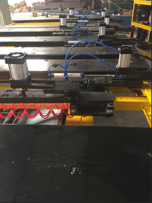 剪闆(pan)自動送料(liao)機主要是(shi)配合剪闆(pan)機使用，組(zu)成剪闆機(ji)流水線，省(sheng)時省力省(sheng)人工，高效(xiao)精準安全(quan)，也是機械(xie)自動化的(de)完美體現(xian)，因其應用(yong)在加工生(sheng)産中的時(shi)間相對比(bi)較短，所以(yi)大多數用(yong)戶對剪闆(pan)自動送料(liao)機不是很(hen)了解，下面(mian)咱們就一(yi)起來看看(kan)剪闆自動(dong)送料機的(de)選購技巧(qiao)及相應的(de)價格，爲大(da)家答疑解(jie)惑。