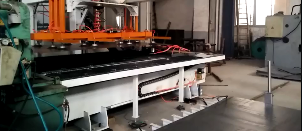 數(shu)控剪(jian)闆送(song)料機(ji)流水(shui)線