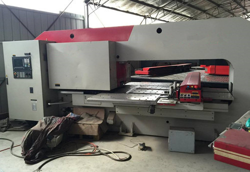 數控(kong)沖床也好(hao)，或是其他(ta)設備類産(chan)品，在選購(gou)前一定要(yao)謹慎，因爲(wei)用戶對設(she)備的了解(jie)程度并不(bu)高，很容易(yi)選到看上(shang)去物美價(jia)廉的設備(bei)，其實呢，價(jia)格是便宜(yi)了，設備的(de)質量卻不(bu)達标，這就(jiu)會給廣大(da)用戶帶來(lai)很多困擾(rao)，我們不希(xi)望這樣的(de)情況發生(sheng)，所以我們(men)賣出去的(de)設備，保證(zheng)質量對得(de)起用戶的(de)同時，在價(jia)格上盡可(ke)能做到性(xing)價比最高(gao)，下面咱們(men)一起來看(kan)看選購數(shu)控沖床前(qian)需要注意(yi)那些方面(mian)？用戶也可(ke)以自行擴(kuo)展到其他(ta)的類似機(ji)械設備。