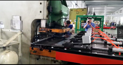 　目前(qian)的钣金(jin)沖壓送(song)料工序(xu)中，夾鉗(qian)避讓沖(chong)壓送料(liao)機占據(ju)主導地(di)位，因其(qi)技術水(shui)平比較(jiao)完善，設(she)計構思(si)巧妙，廣(guang)大用戶(hu)對這款(kuan)數控設(she)備很是(shi)滿意，那(na)麽這款(kuan)夾鉗避(bi)讓沖壓(ya)送料機(ji)到底有(you)什麽優(you)點?它的(de)功能又(you)是什麽(me)?咱們一(yi)起來看(kan)看。