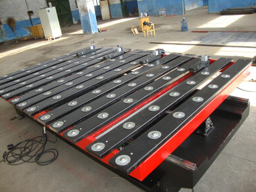 　數控送(song)料機，從字(zi)面意思看(kan)就很好理(li)解了，就是(shi)一款依據(ju)數據編程(cheng)實現傳送(song)物料的自(zi)動化設備(bei)，主要功能(neng)就是省掉(diao)不必要的(de)工序，代替(ti)人工，實現(xian)人機分離(li)，提高生産(chan)率的同時(shi)又解放勞(lao)動力，功能(neng)強大，應用(yong)領域廣泛(fan)，下面咱們(men)具體看看(kan)數控送料(liao)機到底是(shi)幹什麽用(yong)的？