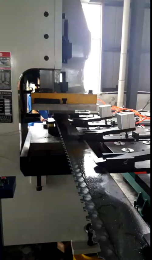 鋼背送料(liao)機是送料(liao)機性能發(fa)揮較爲完(wan)美的案例(li)之一，在這(zhe)個行業的(de)生産加工(gong)中，鋼背送(song)料機颠覆(fu)了傳統的(de)生産方式(shi)，在提高生(sheng)産效率及(ji)節省原材(cai)料方面都(dou)有很好的(de)表現，越來(lai)越多的鋼(gang)背加工企(qi)業已經鎖(suo)定某個廠(chang)家有意向(xiang)購買這款(kuan)設備，關于(yu)采購方面(mian)，咱們一起(qi)來了解一(yi)下鋼背送(song)料機的價(jia)格