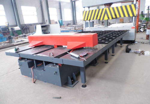 剪(jian)闆機(ji)前置(zhi)送料(liao)機的(de)基本(ben)結構(gou)