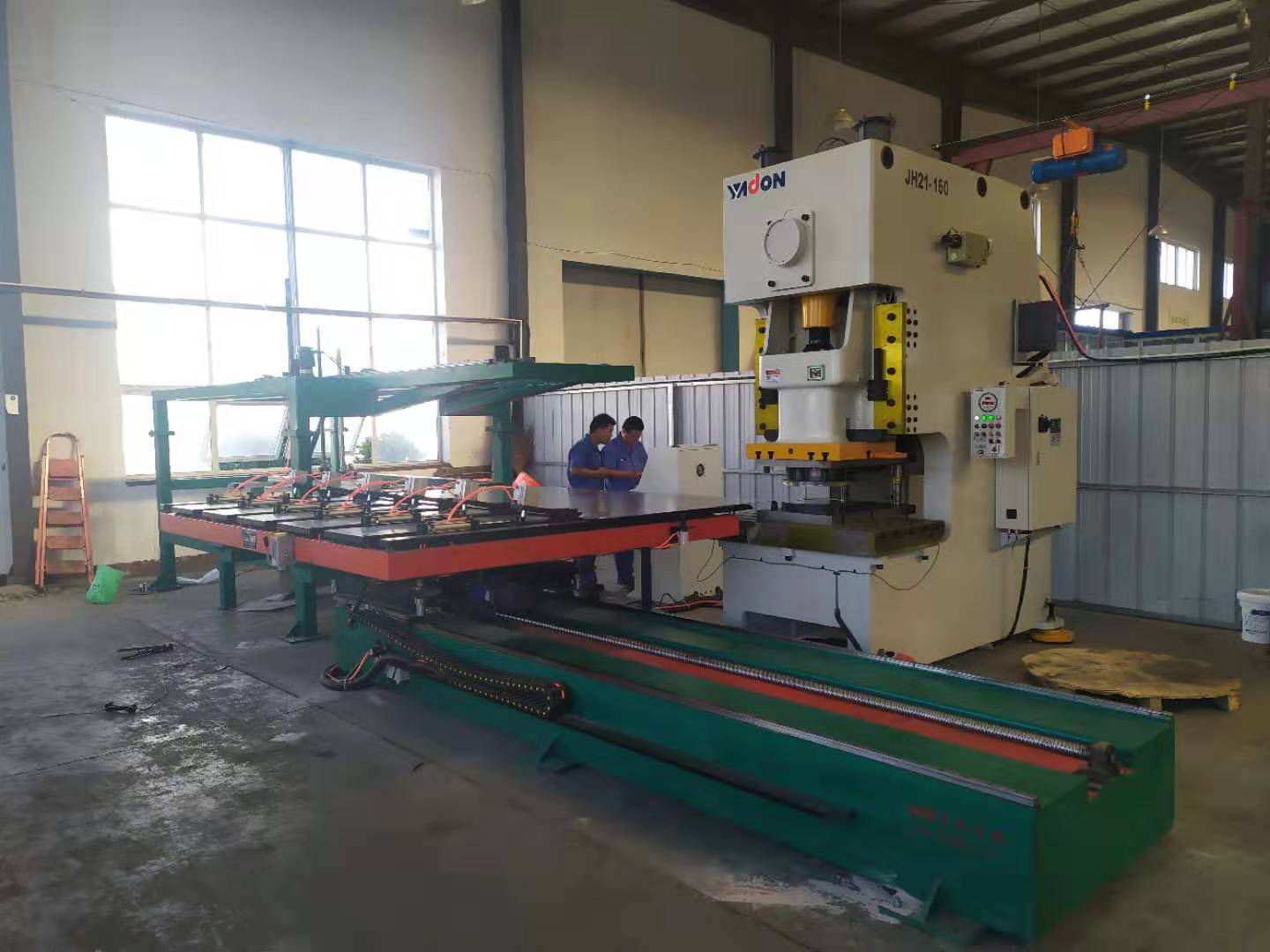 随(sui)着國(guo)内汽(qi)車钣(ban)金、篩(shai)網、鋁(lü)單闆(pan)、汽車(che)配件(jian)等五(wu)金制(zhi)造行(hang)業進(jin)入增(zeng)長高(gao)潮，工(gong)人工(gong)資不(bu)斷上(shang)漲，勞(lao)動力(li)缺乏(fa)，自動(dong)化代(dai)替人(ren)工勞(lao)動力(li)趨勢(shi)不斷(duan)上升(sheng)，國内(nei)沖床(chuang)送料(liao)機市(shi)場發(fa)展迅(xun)速。實(shi)現沖(chong)床送(song)料機(ji)産品(pin)從低(di)端到(dao)高端(duan)、從初(chu)級産(chan)品加(jia)工到(dao)高精(jing)尖産(chan)品制(zhi)造的(de)轉變(bian)，實現(xian)從中(zhong)國制(zhi)造到(dao)中國(guo)創造(zao)、從制(zhi)造大(da)國到(dao)制造(zao)強國(guo)的轉(zhuan)變。