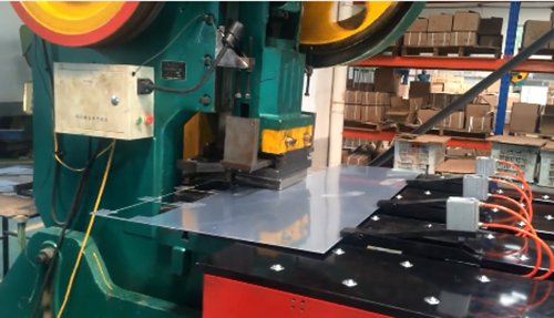 關(guan)于數控(kong)送料機(ji)的價格(ge)，想必是(shi)廣大用(yong)戶都比(bi)較關心(xin)的問題(ti)，畢竟是(shi)一款相(xiang)對新興(xing)的設備(bei)，都想了(le)解它的(de)價格和(he)預期收(shou)益，至于(yu)具體價(jia)格，各個(ge)廠家及(ji)地區報(bao)價都不(bu)一樣，需(xu)要用戶(hu)仔細甄(zhen)别，詢價(jia)前需要(yao)用戶對(dui)自身的(de)實際情(qing)況如實(shi)相告，數(shu)控送料(liao)機生産(chan)廠家才(cai)能做出(chu)最精确(que)的報價(jia)和技術(shu)方案供(gong)用戶選(xuan)擇，下面(mian)咱們一(yi)起來看(kan)看數控(kong)送料機(ji)的價格(ge)及用戶(hu)的購買(mai)須知。