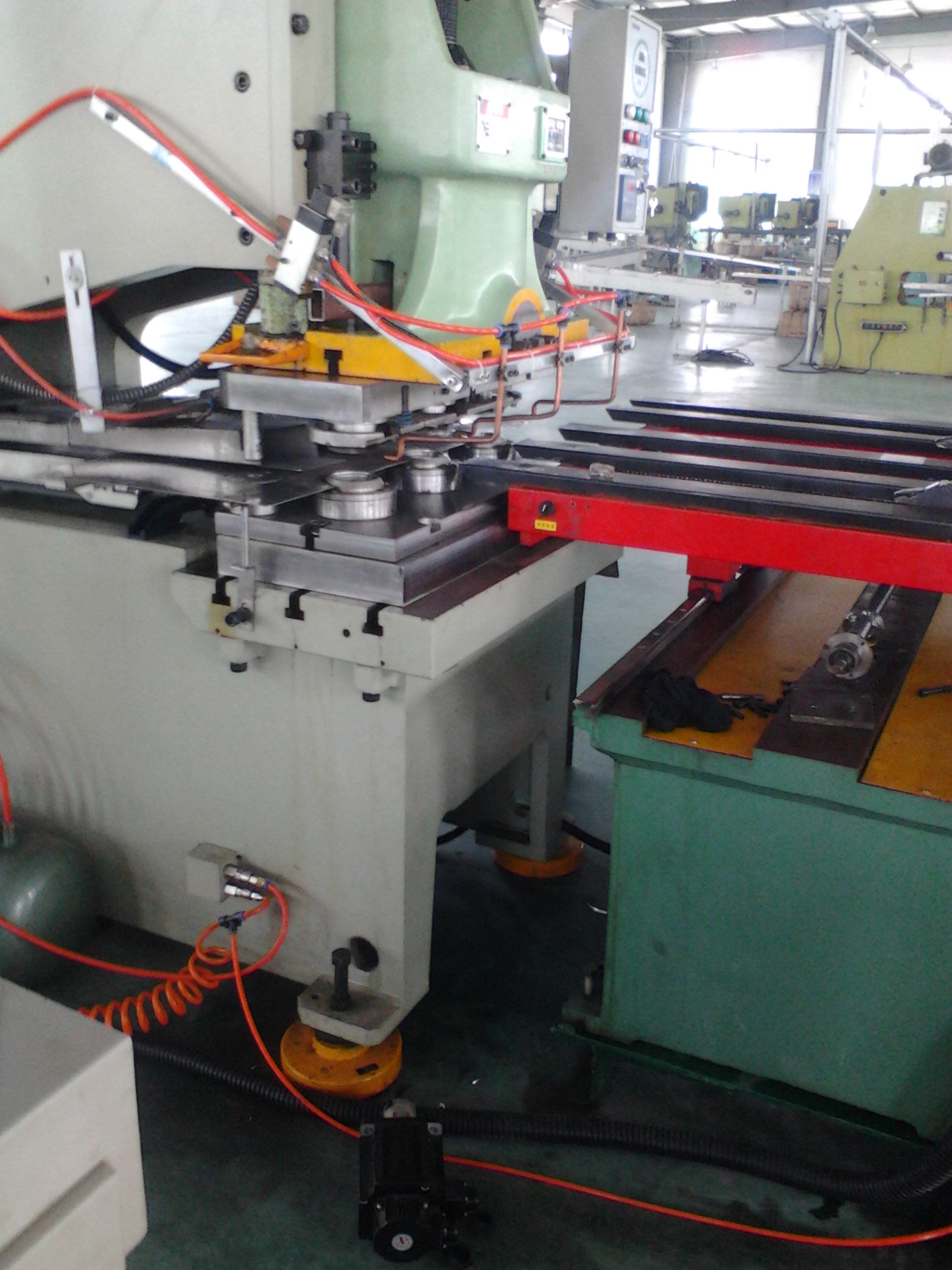 江蘇瓶(ping)蓋制造(zao)廠數控(kong)送料機(ji)