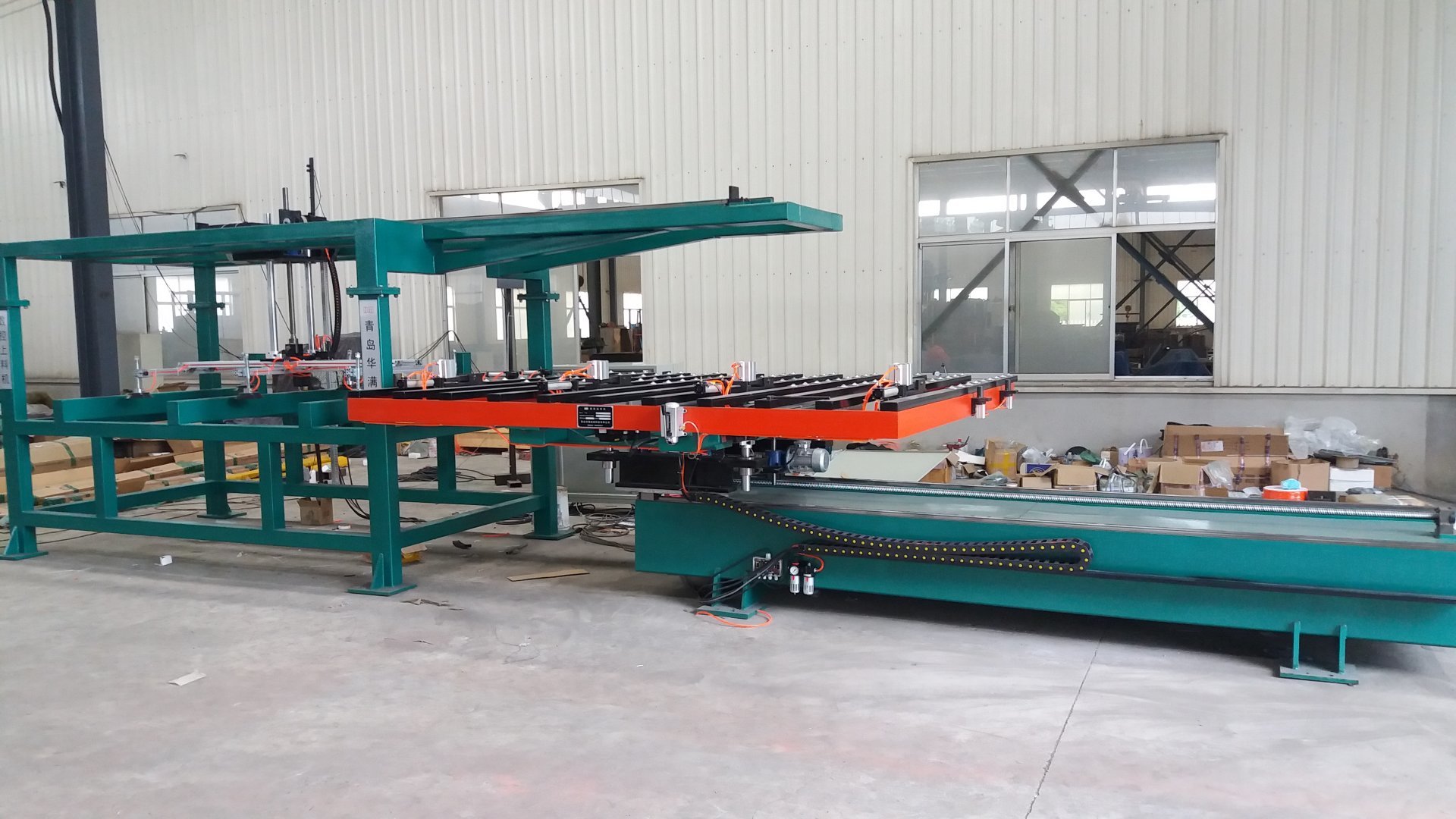 　激烈(lie)的市(shi)場競(jing)争使(shi)汽車(che)産品(pin)更新(xin)換代(dai)的速(su)度明(ming)顯加(jia)快，用(yong)于加(jia)工單(dan)一品(pin)種的(de)傳統(tong)剛性(xing)沖壓(ya)設備(bei)已不(bu)能适(shi)應市(shi)場多(duo)變的(de)産品(pin)需求(qiu)及多(duo)品種(zhong)、中小(xiao)批量(liang)的制(zhi)造加(jia)工特(te)征。沖(chong)壓制(zhi)造企(qi)業要(yao)想省(sheng)時省(sheng)錢多(duo)辦事(shi)，就必(bi)須找(zhao)到合(he)理、高(gao)效的(de)生産(chan)方式(shi)。結合(he)實際(ji)生産(chan)需要(yao)，實現(xian)壓力(li)機、自(zi)動送(song)料系(xi)統與(yu)機器(qi)人搬(ban)運系(xi)統三(san)大模(mo)塊的(de)有效(xiao)整合(he)，是一(yi)大進(jin)步。汽(qi)車配(pei)件、鋼(gang)背沖(chong)壓自(zi)動化(hua)設備(bei)成功(gong)研制(zhi),改變(bian)了以(yi)往的(de)加工(gong)工藝(yi),提高(gao)了闆(pan)料塑(su)性成(cheng)形後(hou)的綜(zong)合力(li)學性(xing)能,提(ti)高了(le)生産(chan)效率(lü),具有(you)較大(da)的柔(rou)性,特(te)别适(shi)合多(duo)品種(zhong)、小批(pi)量的(de)制造(zao)模式(shi),大大(da)提高(gao)了汽(qi)車零(ling)配件(jian)制造(zao)廠的(de)快速(su)反應(ying)能力(li),增加(jia)了市(shi)場競(jing)争力(li),提高(gao)了經(jing)濟效(xiao)益.在(zai)綠色(se)制造(zao)方面(mian),縮短(duan)了我(wo)國與(yu)世界(jie)先進(jin)水平(ping)的差(cha)距.