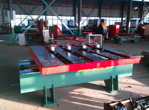 　自動(dong)化送(song)料機(ji)的主(zhu)要功(gong)能就(jiu)是與(yu)廠家(jia)的普(pu)通沖(chong)床配(pei)合形(xing)成數(shu)控沖(chong)床，相(xiang)比一(yi)台數(shu)控轉(zhuan)塔沖(chong)床來(lai)說，雖(sui)然隻(zhi)是一(yi)種簡(jian)易的(de)改進(jin)，但卻(que)爲企(qi)業的(de)生産(chan)方式(shi)帶來(lai)了突(tu)破性(xing)的改(gai)變，自(zi)動化(hua)送料(liao)機在(zai)提高(gao)生産(chan)效率(lü)的同(tong)時也(ye)在爲(wei)工廠(chang)節省(sheng)原材(cai)料成(cheng)本和(he)人工(gong)成本(ben)，簡單(dan)說就(jiu)是方(fang)方面(mian)面的(de)在省(sheng)錢！下(xia)面咱(zan)們來(lai)具體(ti)分析(xi)一下(xia)自動(dong)化送(song)料機(ji)是怎(zen)樣爲(wei)企業(ye)省錢(qian)的。