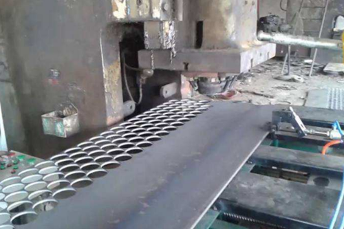 圓片(pian)落料(liao)機目(mu)前主(zhu)要應(ying)用與(yu)刹車(che)盤的(de)生産(chan)加工(gong)中，不(bu)僅能(neng)降低(di)原材(cai)料成(cheng)本，提(ti)高勞(lao)動效(xiao)率，更(geng)能節(jie)省人(ren)工，改(gai)善勞(lao)動條(tiao)件，爲(wei)企業(ye)創造(zao)更高(gao)的效(xiao)益，推(tui)進了(le)自動(dong)化生(sheng)産的(de)進程(cheng)，那麽(me)作爲(wei)颠覆(fu)傳統(tong)生産(chan)方式(shi)的圓(yuan)片落(luo)料機(ji)，不僅(jin)硬件(jian)配置(zhi)足夠(gou)過硬(ying)，它的(de)智能(neng)化人(ren)性化(hua)也必(bi)須要(yao)有更(geng)高的(de)要求(qiu)，爲此(ci)我們(men)總結(jie)幾點(dian)關于(yu)圓片(pian)落料(liao)機的(de)選購(gou)技巧(qiao)供大(da)家參(can)考.