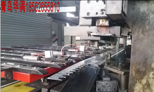 　沖壓(ya)自動化送(song)料裝置從(cong)字面意思(si)就很容易(yi)理解了，通(tong)俗講就是(shi)配合沖床(chuang)完成沖壓(ya)工序的一(yi)款自動化(hua)設備，這款(kuan)設備按照(zhao)設定好的(de)程序自動(dong)工作，自動(dong)完成沖壓(ya)，解放勞動(dong)力，提高勞(lao)動生産效(xiao)率，通過科(ke)學排版方(fang)式可以大(da)大提高闆(pan)料利用率(lü)，節省原材(cai)料，下面咱(zan)們以刹車(che)片鋼背生(sheng)産爲例，爲(wei)大家簡單(dan)介紹一下(xia)，沖壓自動(dong)化送料裝(zhuang)置是幹什(shi)麽用的？