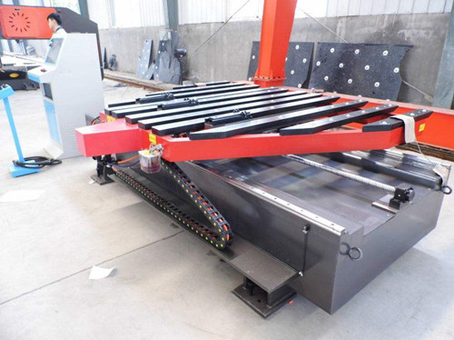 數控(kong)送料(liao)架具(ju)有智(zhi)能化(hua)人性(xing)化的(de)優良(liang)性能(neng)，深受(shou)衆多(duo)廠家(jia)青睐(lai)，大大(da)提高(gao)企業(ye)生産(chan)效率(lü)，節約(yue)原材(cai)料的(de)同時(shi)，更減(jian)輕了(le)工人(ren)的工(gong)作壓(ya)力，降(jiang)低了(le)勞動(dong)強度(du)。那麽(me)，我們(men)在使(shi)用數(shu)控送(song)料架(jia)的時(shi)候，有(you)沒有(you)什麽(me)需要(yao)特别(bie)注意(yi)的呢(ne)？下面(mian)咱們(men)一起(qi)來看(kan)一下(xia)。