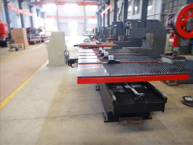 沖床(chuang)送料(liao)器是(shi)近幾(ji)年新(xin)型的(de)一款(kuan)數控(kong)設備(bei)，多應(ying)用與(yu)廣告(gao)加工(gong)，五金(jin)闆材(cai)加工(gong)，篩網(wang)制品(pin)，太陽(yang)能配(pei)件加(jia)工及(ji)汽車(che)钣金(jin)，LED支架(jia)等各(ge)行各(ge)業，因(yin)相關(guan)信息(xi)閉塞(sai)及專(zhuan)業知(zhi)識普(pu)及率(lü)低，很(hen)多人(ren)還不(bu)了解(jie)，甚至(zhi)訂貨(huo)時不(bu)知道(dao)要怎(zen)樣和(he)工廠(chang)溝通(tong)，下面(mian)幾點(dian)和大(da)家分(fen)享一(yi)下購(gou)買沖(chong)床送(song)料器(qi)的注(zhu)意事(shi)項