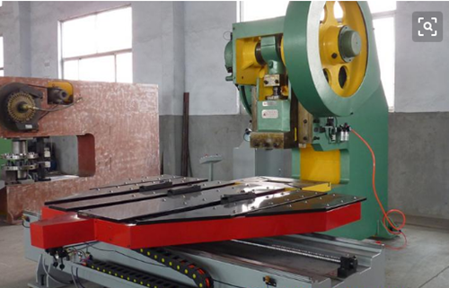 　數控(kong)送料機(ji)在目前(qian)的钣金(jin)沖壓送(song)料行業(ye)中占據(ju)主導地(di)位，它興(xing)起的時(shi)間不長(zhang)，卻能迅(xun)速的抓(zhua)住用戶(hu)的購買(mai)意向，一(yi)是因其(qi)價格低(di)廉功能(neng)強大，二(er)是越來(lai)越多的(de)人意識(shi)到現代(dai)社會的(de)工業化(hua)趨勢越(yue)來越強(qiang)，順勢發(fa)展才能(neng)強大長(zhang)久，對于(yu)購買數(shu)控送料(liao)機這方(fang)面，還是(shi)提醒大(da)家謹慎(shen)，下面咱(zan)們一起(qi)來了解(jie)一下購(gou)買前需(xu)要注意(yi)什麽。