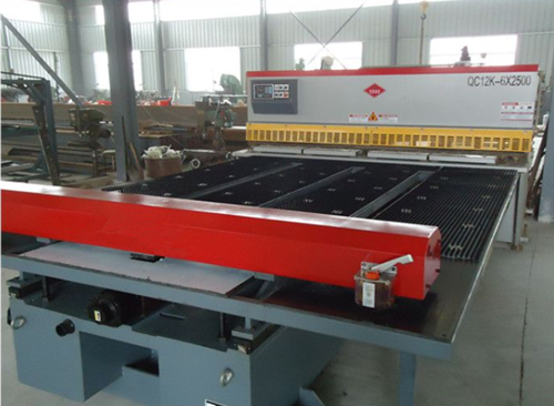 剪闆(pan)機前(qian)送料(liao)機是(shi)怎樣(yang)爲工(gong)廠省(sheng)錢的(de)