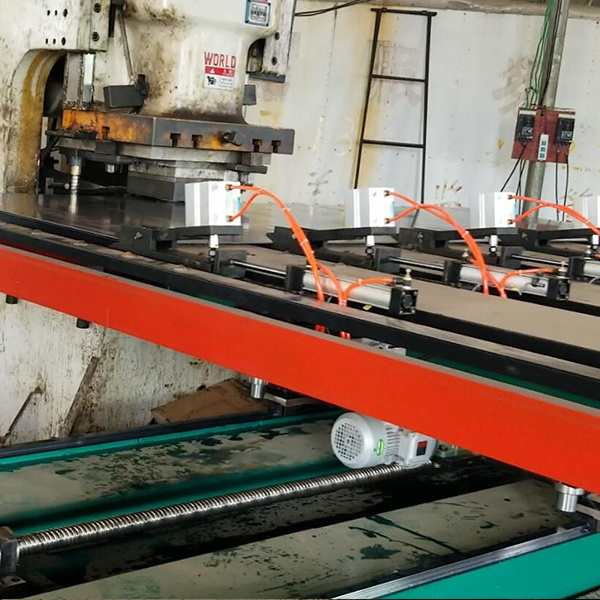 江蘇刹(sha)車片沖(chong)床送料(liao)機