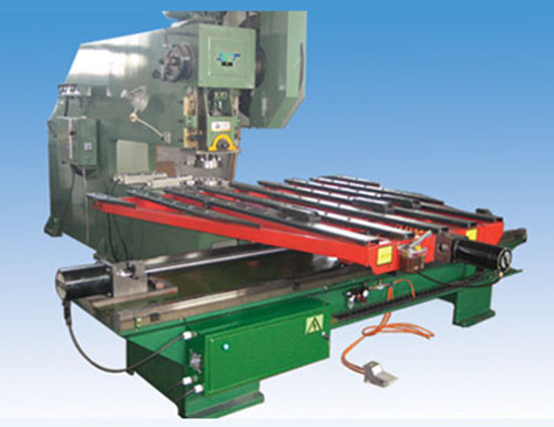 由于刹(sha)車盤下(xia)料機自(zi)動化程(cheng)度高，結(jie)構複雜(za)，所以故(gu)障率比(bi)普通機(ji)械設備(bei)高一些(xie)，維修難(nan)度也較(jiao)大，同時(shi)對下料(liao)機維修(xiu)人員的(de)素質要(yao)求也比(bi)較高，要(yao)求機床(chuang)出現故(gu)障後，能(neng)盡快排(pai)除。下料(liao)機維修(xiu)技術不(bu)僅能夠(gou)保障數(shu)控設備(bei)正常運(yun)行，而且(qie)對數控(kong)技術的(de)發展和(he)完善也(ye)有一定(ding)的推動(dong)作用。接(jie)下來爲(wei)各位介(jie)紹常見(jian)故障以(yi)及解決(jue)方法。
