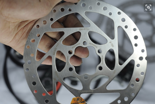 山(shan)地自(zi)行車(che)刹車(che)盤沖(chong)壓行(hang)業因(yin)沖壓(ya)送料(liao)機的(de)應用(yong)，逐漸(jian)邁入(ru)工業(ye)自動(dong)化數(shu)字化(hua)行列(lie)，因沖(chong)壓送(song)料機(ji)的強(qiang)大功(gong)能，打(da)破了(le)山地(di)自行(hang)車刹(sha)車盤(pan)沖壓(ya)行業(ye)的傳(chuan)統方(fang)式，帶(dai)動了(le)行業(ye)的快(kuai)速穩(wen)定發(fa)展，關(guan)于這(zhe)款山(shan)地自(zi)行車(che)刹車(che)盤沖(chong)壓送(song)料機(ji)，咱們(men)一起(qi)來看(kan)看選(xuan)購注(zhu)意事(shi)項有(you)哪些(xie)。