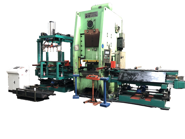 條料(liao)對接數(shu)控送料(liao)機廣泛(fan)的應用(yong)于汽車(che)落料、制(zhi)蓋、汽車(che)制造行(hang)業、公共(gong)設施、體(ti)育器材(cai)、儀表、電(dian)控櫃闆(pan)、電機、電(dian)器、制鎖(suo)、五金、太(tai)陽能熱(re)水器、電(dian)池鐵闆(pan)、建築裝(zhuang)飾闆、汽(qi)車自行(hang)車配件(jian)、醫療器(qi)械、金屬(shu)家具、造(zao)紙機械(xie)、消聲闆(pan)、LED燈具、廚(chu)房設備(bei)等冷沖(chong)壓加工(gong)行業。