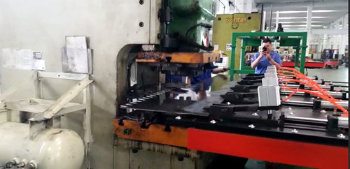 在當(dang)今的钣(ban)金沖壓(ya)送料工(gong)序中，自(zi)動沖壓(ya)送料機(ji)始終占(zhan)據主導(dao)地位，節(jie)省成本(ben)的同時(shi)大大提(ti)高了行(hang)業的勞(lao)動效率(lü)，關于這(zhe)款自動(dong)沖壓送(song)料機的(de)夾鉗避(bi)讓功能(neng)，咱們着(zhe)重的介(jie)紹一下(xia)，廣大的(de)用戶也(ye)多了解(jie)，多對比(bi)!