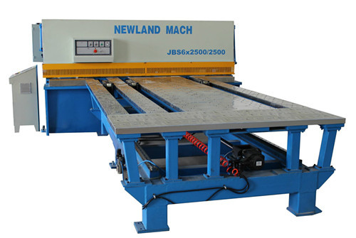 數控剪(jian)闆送料(liao)機是數(shu)控沖床(chuang)的重要(yao)組成部(bu)分，它的(de)主要作(zuo)用是托(tuo)運闆材(cai)和自動(dong)送料，是(shi)依靠數(shu)據編程(cheng)控制運(yun)行精度(du)的，操作(zuo)簡單易(yi)學，有效(xiao)提高生(sheng)産效率(lü)。