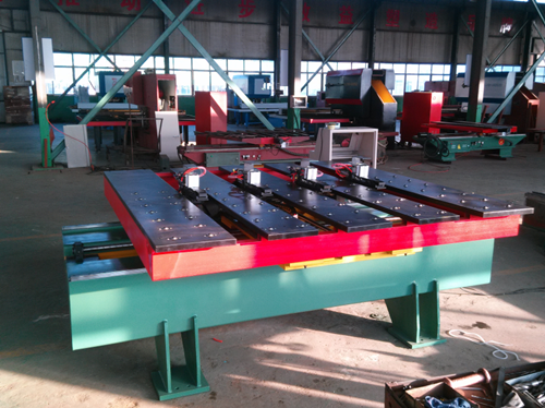 　沖壓送料(liao)機涉及山(shan)地車刹車(che)盤生産行(hang)業後，爲該(gai)行業帶來(lai)了巨大的(de)改變，行業(ye)多年不變(bian)的生産方(fang)式被完全(quan)打破，主要(yao)表現在人(ren)機分離式(shi)的生産方(fang)式，及提高(gao)闆材利用(yong)率方面，另(ling)外對沖壓(ya)精度的高(gao)标準也得(de)以實現，總(zong)之，這款山(shan)地車刹車(che)盤沖壓送(song)料機确實(shi)推進了該(gai)行業自動(dong)化生産的(de)進程，下面(mian)咱們一起(qi)來了解一(yi)下這款送(song)料機的性(xing)能。