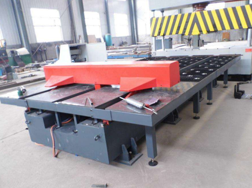 剪闆(pan)機是(shi)目前(qian)钣金(jin)及五(wu)金加(jia)工企(qi)業占(zhan)據主(zhu)導地(di)位的(de)剪切(qie)設備(bei)，廣泛(fan)應用(yong)于航(hang)空配(pei)件生(sheng)産、、船(chuan)舶主(zhu)配件(jian)制造(zao)加工(gong)、汽車(che)配件(jian)生産(chan)及電(dian)力電(dian)器配(pei)件生(sheng)産加(jia)工等(deng)諸多(duo)行業(ye)、新開(kai)發的(de)如裝(zhuang)潢業(ye)和幕(mu)牆生(sheng)産企(qi)業等(deng)領域(yu)也在(zai)逐步(bu)涉及(ji)。