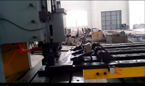 沖(chong)床自動(dong)送料機(ji)是我國(guo)工業化(hua)進程加(jia)速的必(bi)然産物(wu)，在钣金(jin)的傳送(song)沖壓生(sheng)産過程(cheng)中自動(dong)化設備(bei)的應用(yong)越來越(yue)廣泛，傳(chuan)統生産(chan)方式基(ji)本全部(bu)依靠人(ren)工解決(jue)，這樣做(zuo)不僅增(zeng)加生産(chan)成本，同(tong)時還占(zhan)用大量(liang)的人力(li)資源，工(gong)業進程(cheng)的推進(jin)也相對(dui)緩慢，随(sui)着科學(xue)技術的(de)進步發(fa)展，沖床(chuang)自動送(song)料機的(de)應用推(tui)廣，基本(ben)實現人(ren)機分離(li)，在提高(gao)勞動生(sheng)産效率(lü)的同時(shi)又降低(di)了生産(chan)成本，智(zhi)能化時(shi)代來臨(lin)。