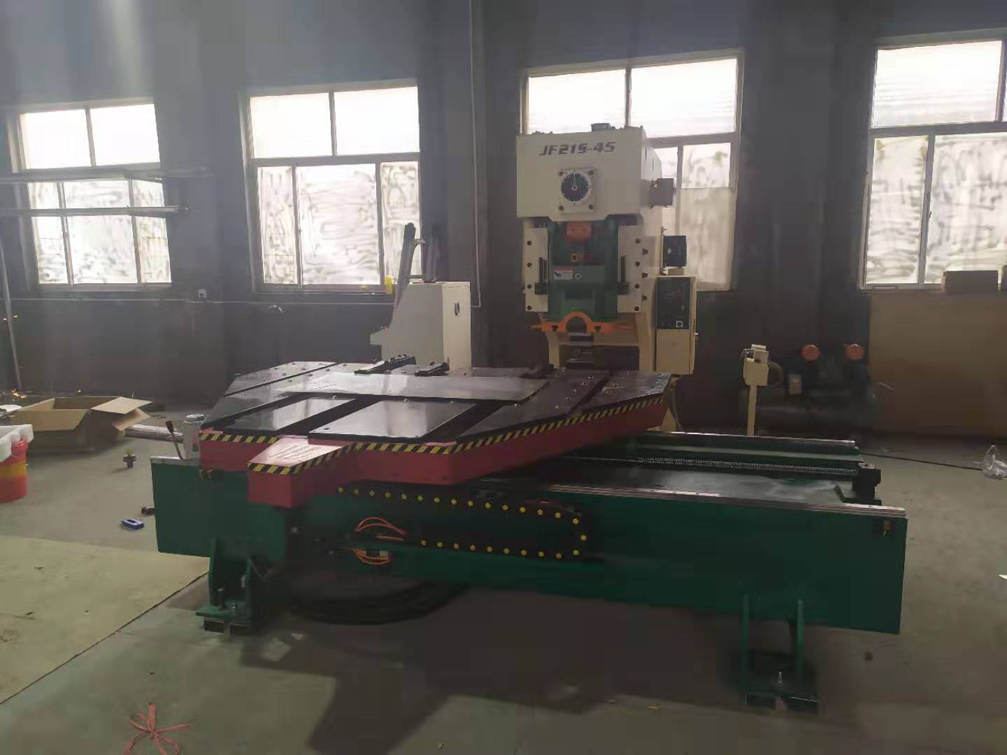 現(xian)在國内(nei)沖壓行(hang)業已經(jing)發生了(le)翻天覆(fu)地的變(bian)化，21世紀(ji)已經進(jin)入自動(dong)化時代(dai)，要是企(qi)業還是(shi)按照傳(chuan)統沖壓(ya)工藝生(sheng)産，将無(wu)法生存(cun)，現在競(jing)争非常(chang)激烈，客(ke)戶對産(chan)品精度(du)要求越(yue)來越高(gao)，效率要(yao)求越來(lai)越快，還(hai)按照80年(nian)代，90年代(dai)那種靠(kao)人力生(sheng)産，面臨(lin)被淘汰(tai)的危險(xian);那麽我(wo)們如何(he)根據自(zi)己的沖(chong)床選擇(ze)合适數(shu)控送料(liao)機呢?送(song)料機的(de)主要結(jie)構是什(shi)麽?是怎(zen)麽工作(zuo)的呢?那(na)麽小編(bian)結合11年(nian)自動化(hua)工作經(jing)驗爲您(nin)介紹一(yi)下~