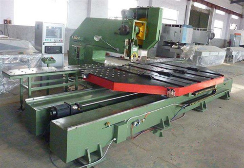 　數(shu)控送料機(ji)作爲一款(kuan)機械設備(bei)，雖然具有(you)智能化與(yu)人性化，但(dan)是也不是(shi)随着人的(de)意願随意(yi)操作的，需(xu)要嚴格的(de)遵守它的(de)安全操作(zuo)規程，才能(neng)更好的利(li)用它，讓它(ta)發揮更大(da)的功能。